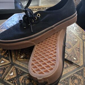 VANS UNISEX AUTHENTIC BLACK/RUBBER SKATE SHOE 8.5 IN MENS, 10 IN WOMEN